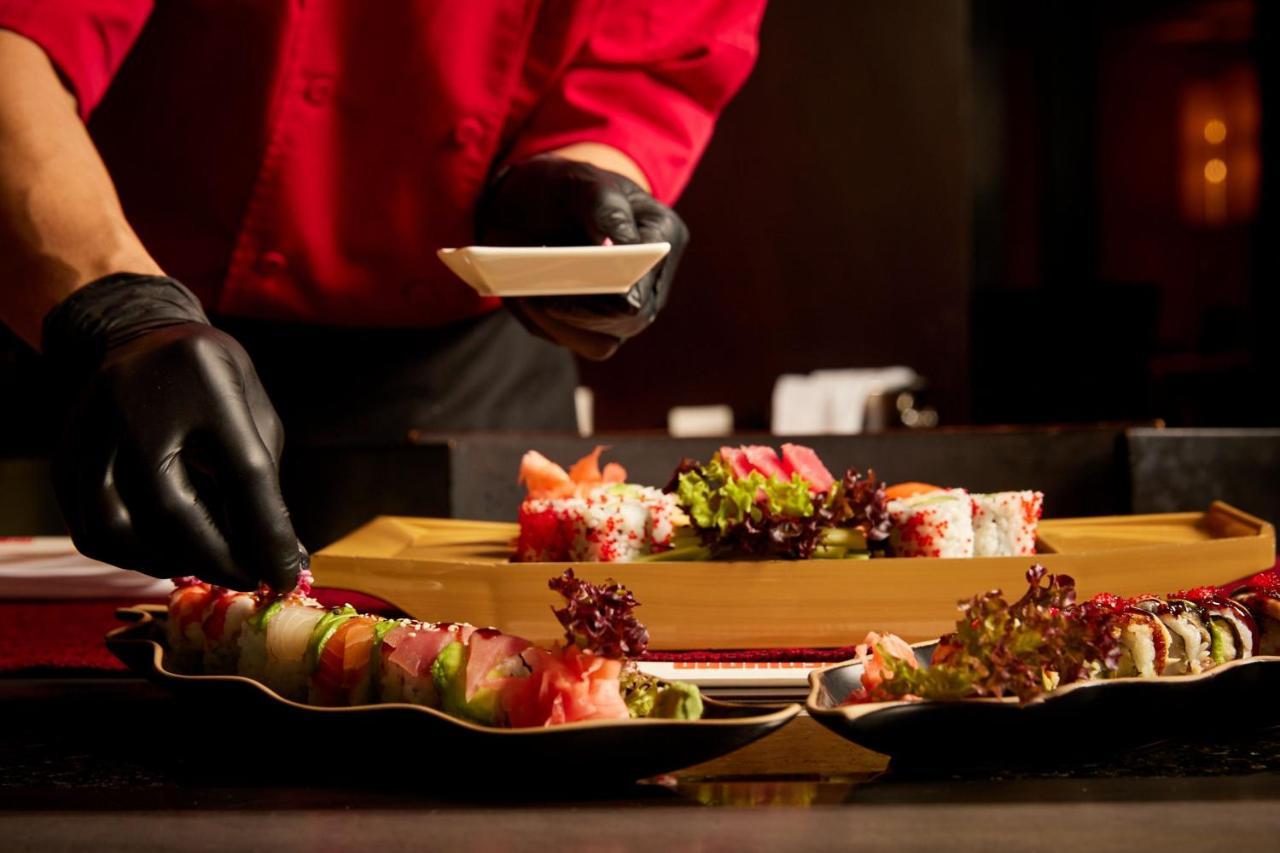 Sheraton Bucharest Hotel Bucareste Exterior foto A sushi chef preparing sushi