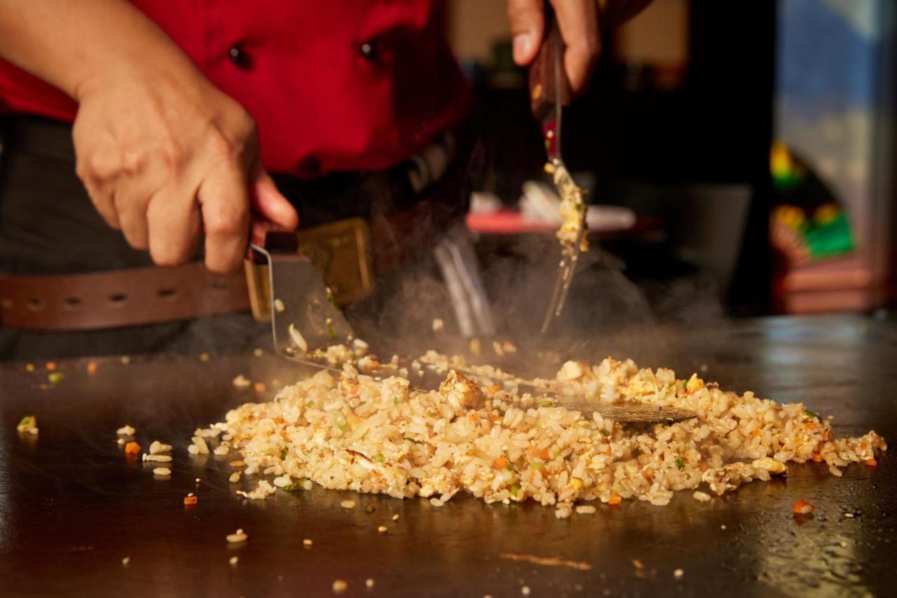 Sheraton Bucharest Hotel Bucareste Exterior foto Fried rice being cooked on a flattop