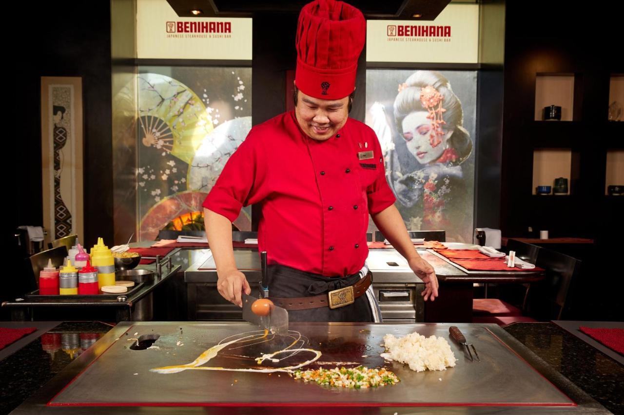 Sheraton Bucharest Hotel Bucareste Exterior foto Teppanyaki cooking