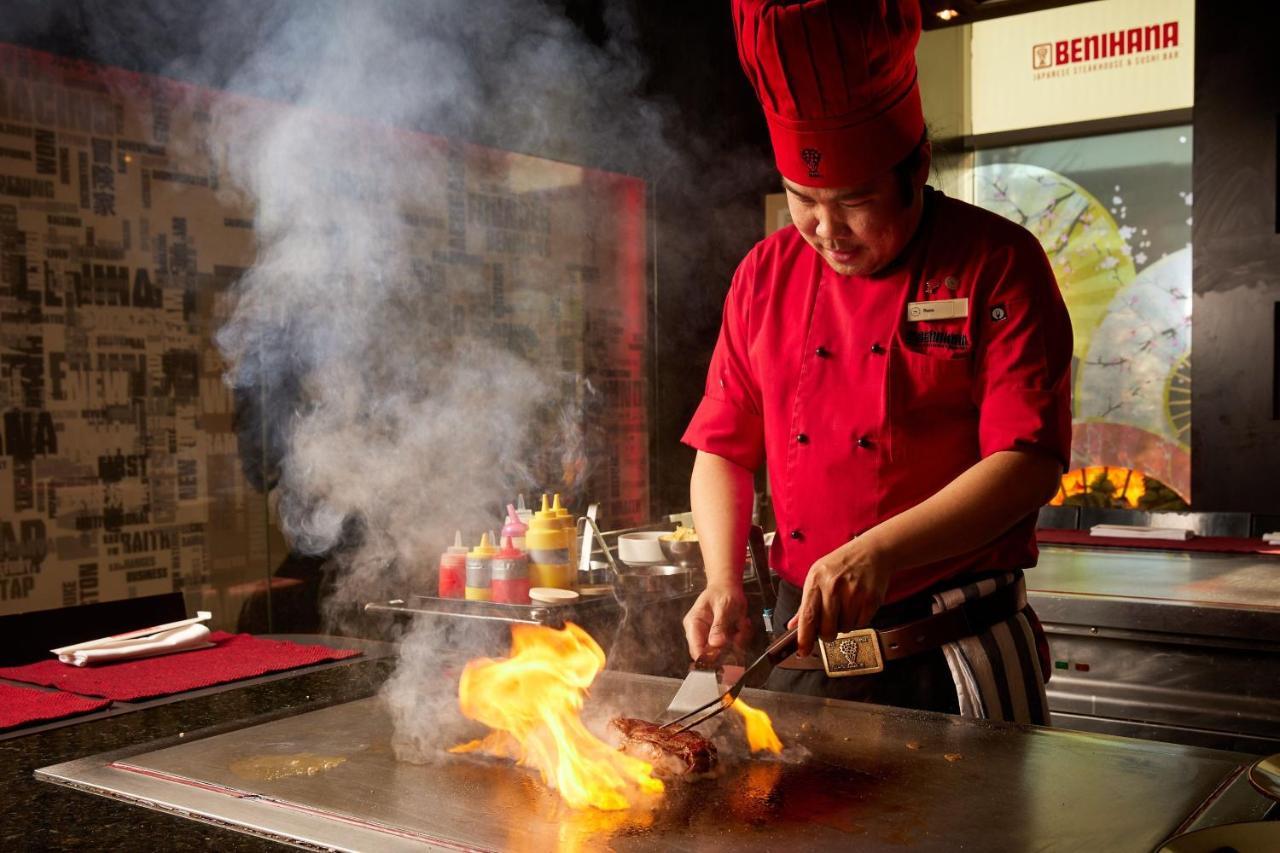 Sheraton Bucharest Hotel Bucareste Exterior foto A chef cooking with a wok
