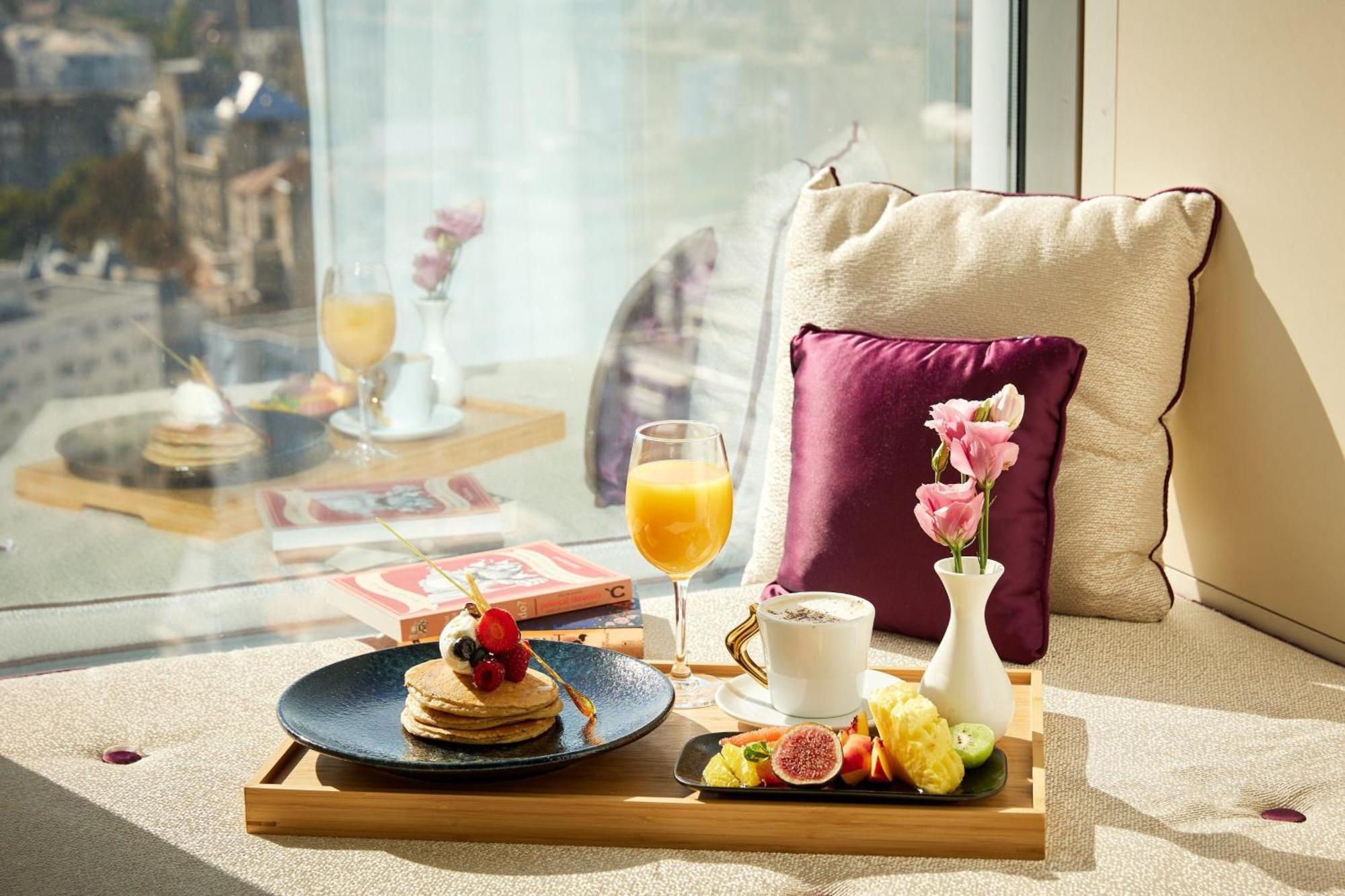 Sheraton Bucharest Hotel Bucareste Exterior foto A breakfast tray