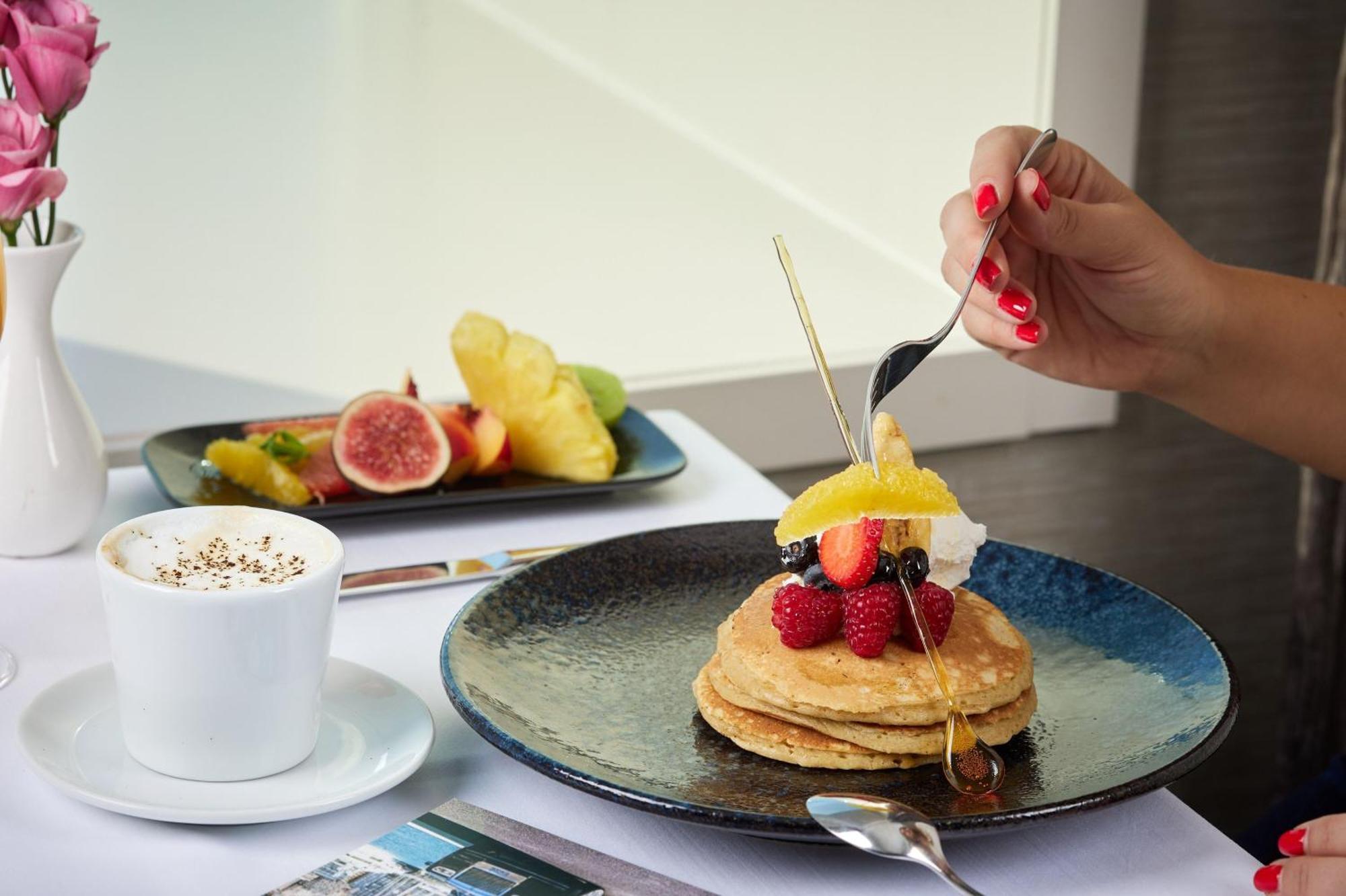 Sheraton Bucharest Hotel Bucareste Exterior foto Pancakes with fruit
