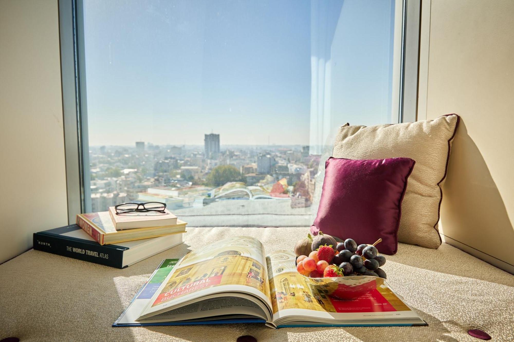 Sheraton Bucharest Hotel Bucareste Exterior foto A window seat