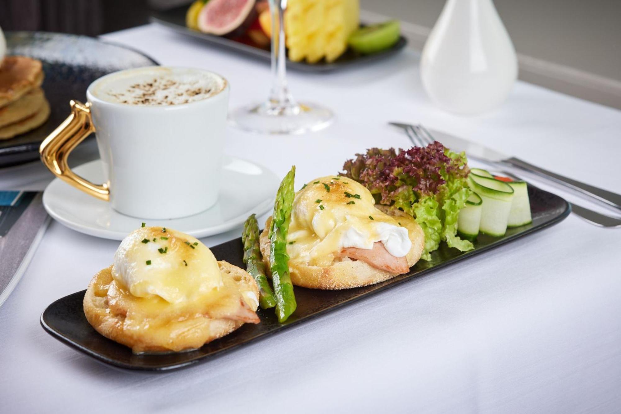 Sheraton Bucharest Hotel Bucareste Exterior foto A meal served on board a plane