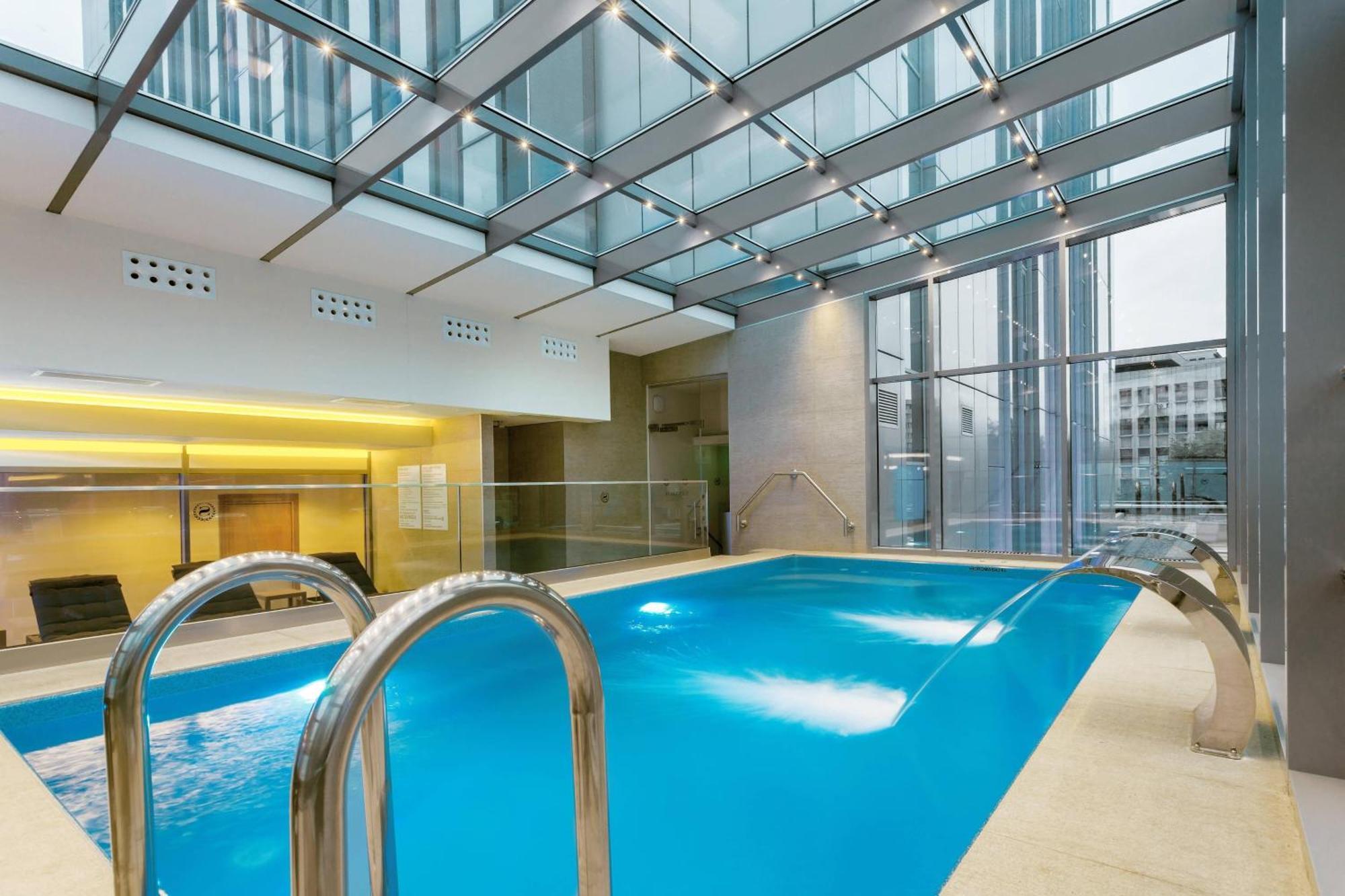 Sheraton Bucharest Hotel Bucareste Exterior foto The pool