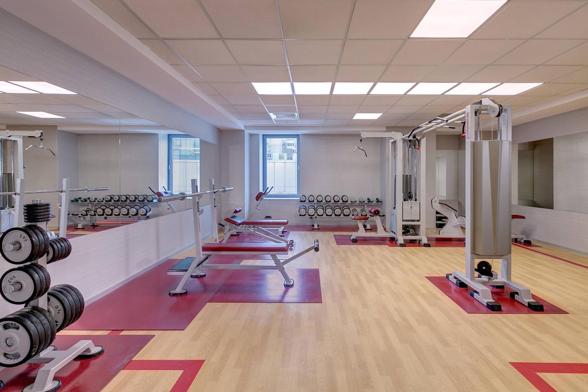 Sheraton Bucharest Hotel Bucareste Exterior foto The Fitness Center at the University of Michigan