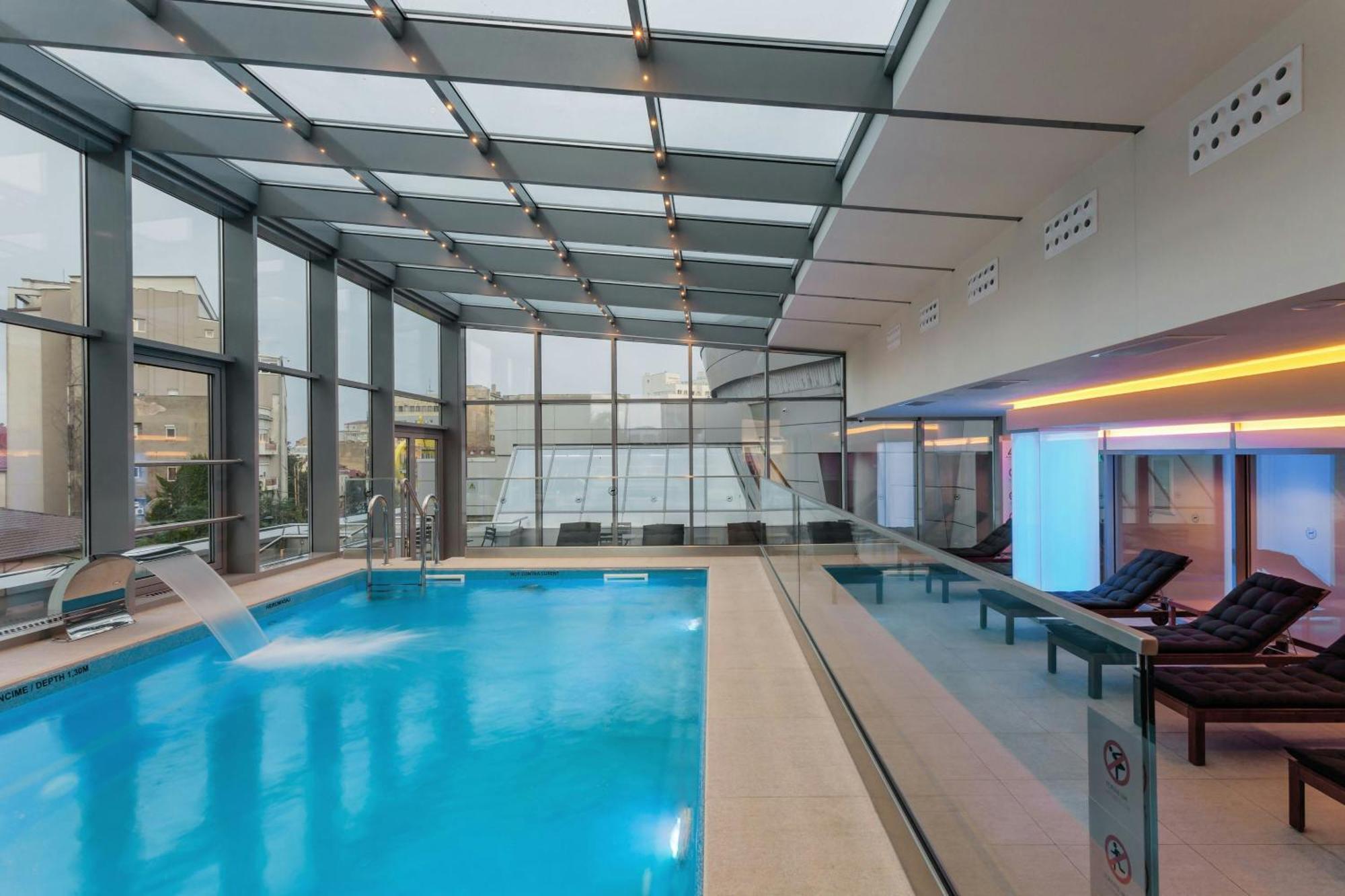Sheraton Bucharest Hotel Bucareste Exterior foto The pool at the hotel