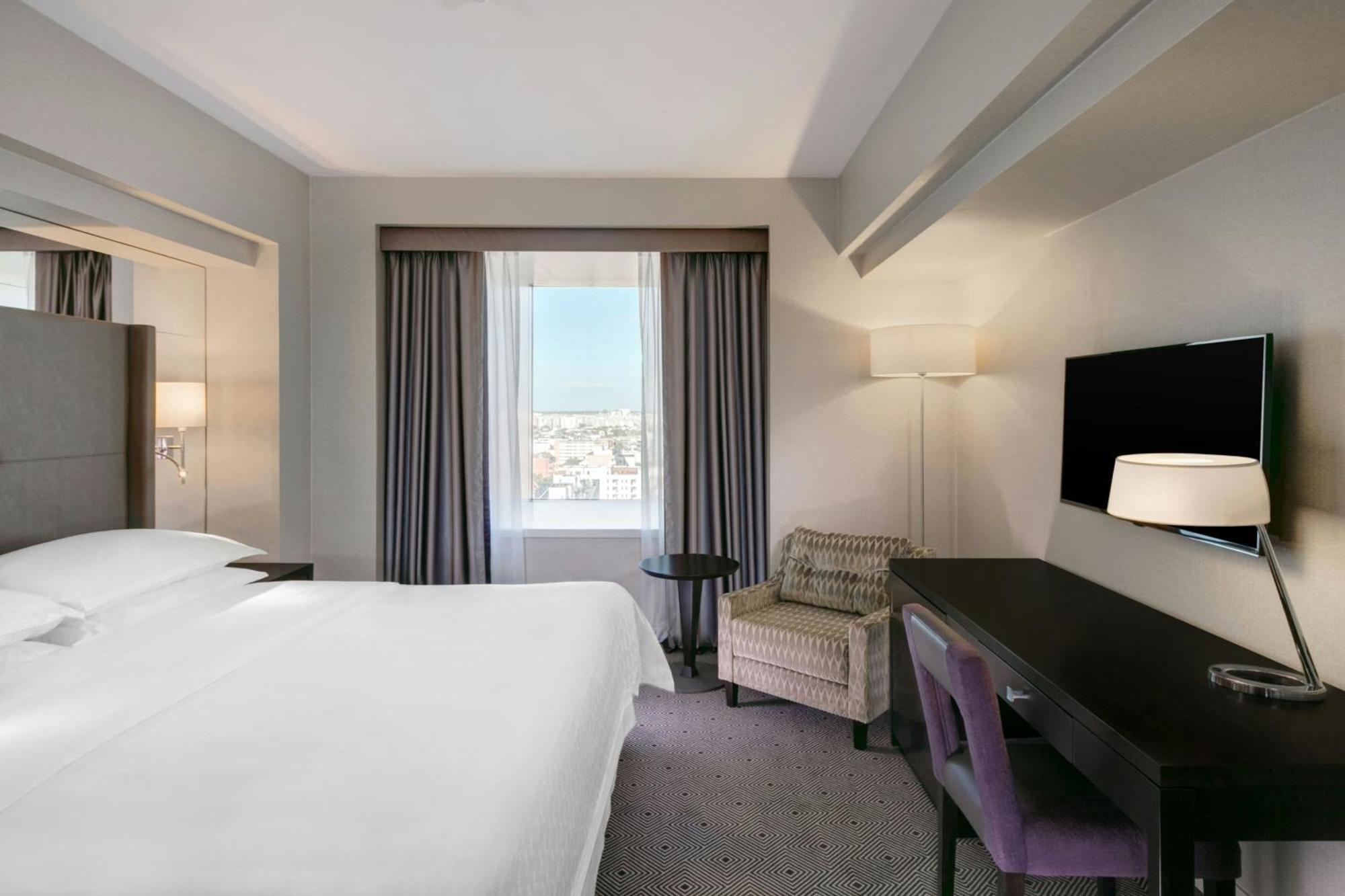 Sheraton Bucharest Hotel Bucareste Exterior foto A guest room at the hotel