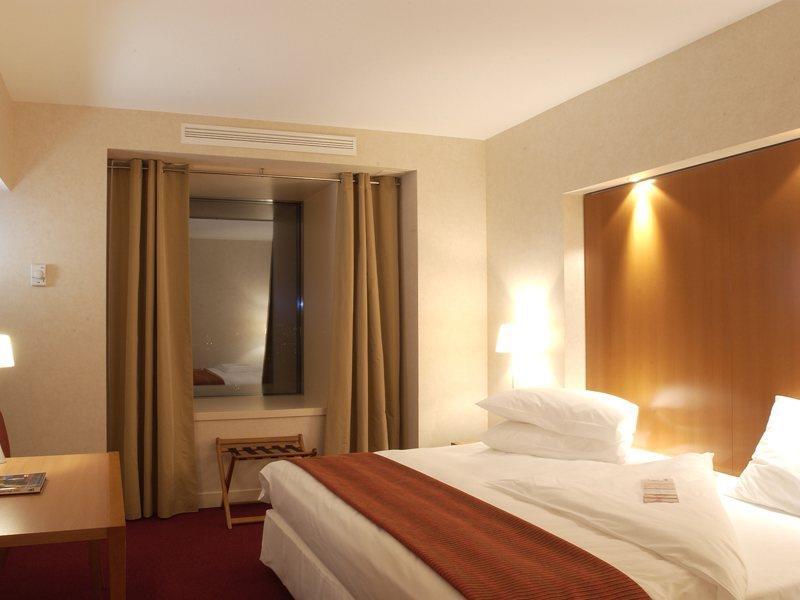 Sheraton Bucharest Hotel Bucareste Exterior foto A room at the hotel