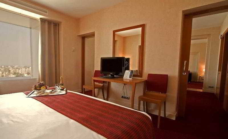 Sheraton Bucharest Hotel Bucareste Exterior foto A room at the hotel