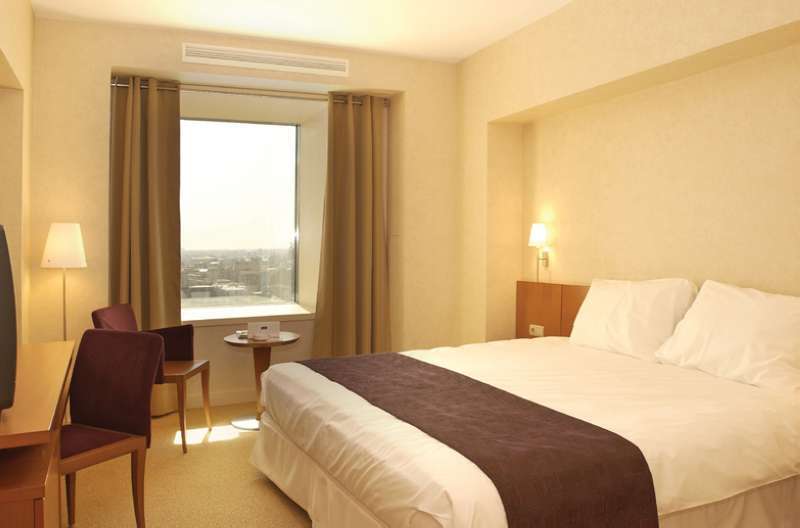 Sheraton Bucharest Hotel Bucareste Exterior foto A room at the hotel